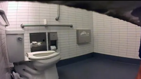 Madura encadenada en el baño