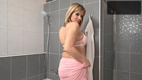 Blonde babe pussy fuck in bath