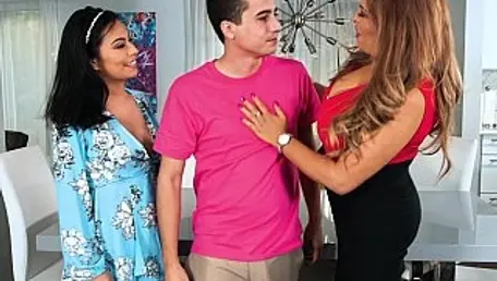 Moms Bang Teenz - Monica Asis unter spanischem Dreier mit Ricky