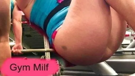 Housewife Sammi Starfish shows big ass
