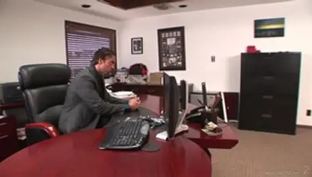 Nicole Aniston com Rocco Reed no escritório