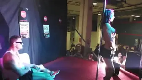 Pregado áspero acompanhado por avó asiática Franceska Jaimes.