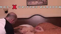 Пакистанская любительница в позе собачки во время прослушивания, высокое разрешение.