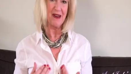 Busty Sapphire Louise fingering
