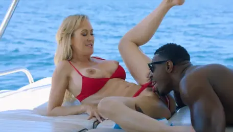 Blacked: Loira Brandi Love desejando chupar buceta em público