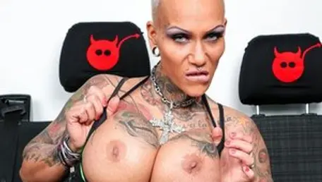 Bums Bus: German Kitty Core double penetration